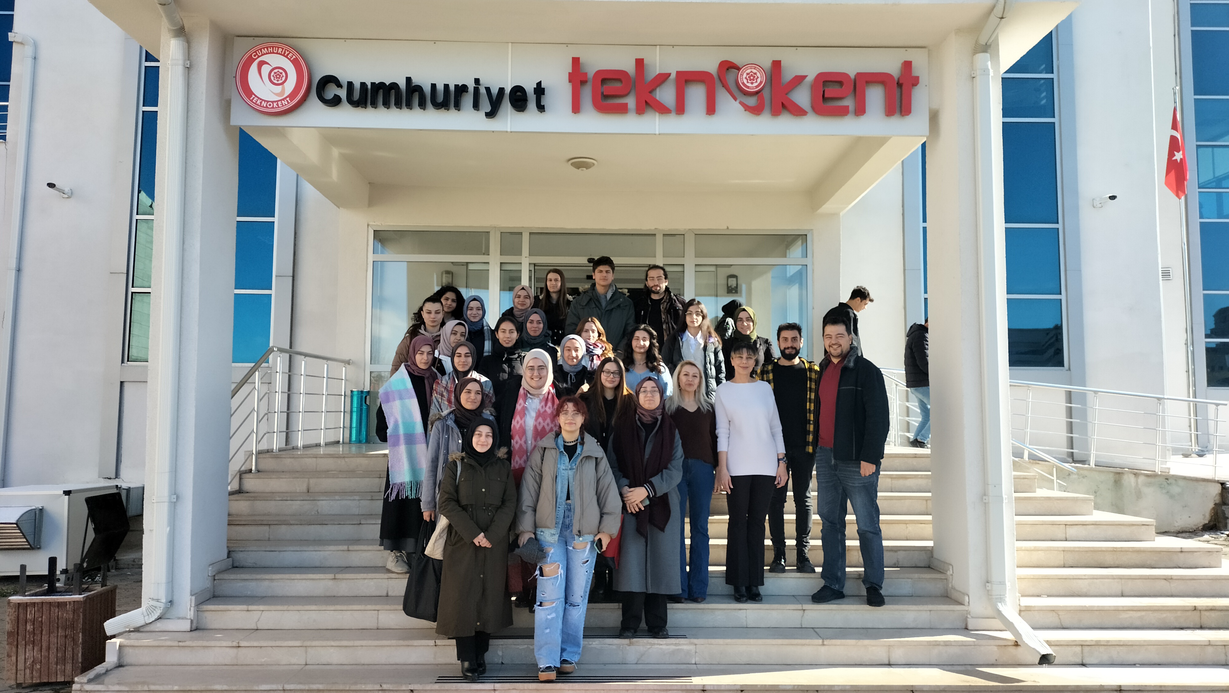 Eczacılık Fakültesi öğrencileri ve akademisyenleri Cumhuriyet Teknokent’i ziyaret ettİ